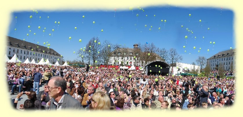 1.800 Kindern, die tausende Luftballons steigen lieen