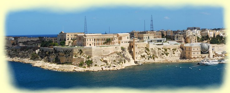 Malta - Vittoriosa -  Blick auf das Ex-Marine Krankenhaus von Bighi vom Fort St. Angelo aus