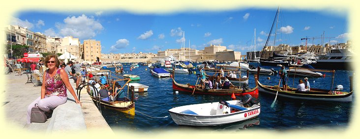 Malta - bunt bemalten Ruderboote