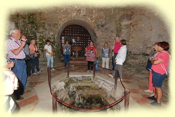 Porec - Das Taufbecken im Glockenturm-Gebude der Basilika