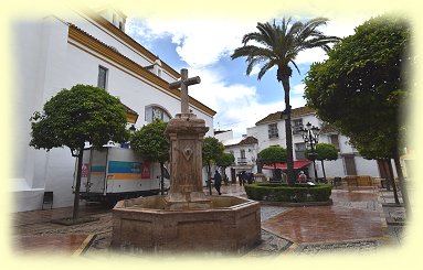 Marbella - Plaza de la Iglesia mit seinem Kreuzbrunnen