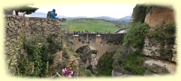 Ronda - Puente Vieja und der darunter liegenden Punte Arabe
