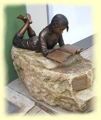 Steinheim - Lesendes Mdchen mit Buch
