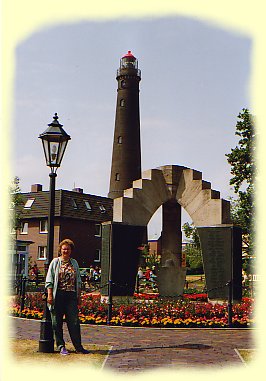 Borkum - Leuchtturm mit der Gedenksttte fr die Gefallenen des Krieges