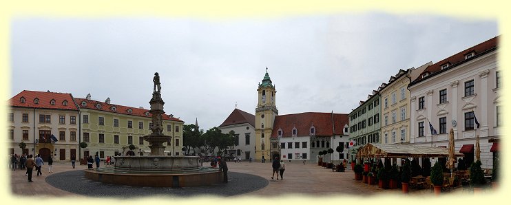 Bratislava - Hauptplatz in der Altstadt Hinregrund Eckpalais, Statthalterpalais auf dem Platz Hlavn nmestie 8 mit Rathaus