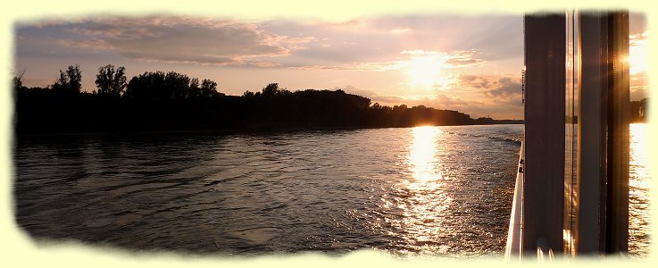 Donauufer in Richtung Bratislava - Sonnenuntergang