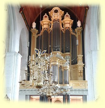 Nijmegen - Grote Kerk - Kerzen-Kronleuchter 1