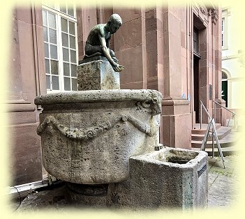 Karlsruhe - Brunnen wassersch�pfender Knabe