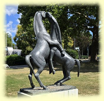 Wiesbaden 2025 - Bronzeskulptur Spielende Hengste