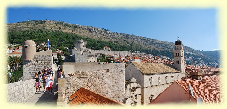 Dubrovnik -  oben links der Hausberg - Fort Minceta -  Erlser Kirche - Franziskaner Kirche