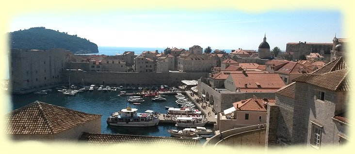 Dubrovnik - alter Hafen mit Festungen Sveti Ivan