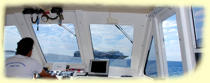 Mykonos - Barkasse hinber zu Kreuzfahrtschiff