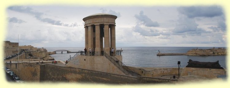 Valletta -- Blick vom Lower Barrakka Gardens auf das Siege Bell Denkmal