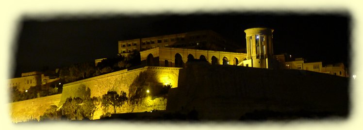 Valletta - Siege Bell Monument angestrahlt