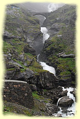 Natursteinbrcke Stigfoss mit Wasserfall Stigfossen