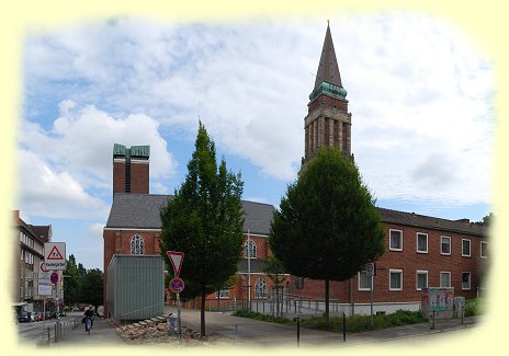 Kiel - links die St. Nicolaus Kirche - rechts Rathausturm