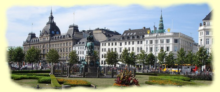 Kopenhagen - Kongens Nytorv (Kniglicher Neuer Markt)  mit Theater und dem Magasin du Nord im Hintergrund