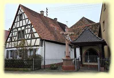 Geinsheim - Wegekreuz mit einer Christusfigur