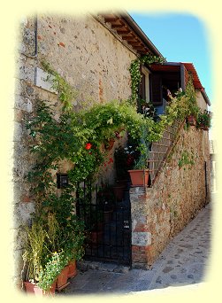 Monteriggioni - mit Blumen geschmckte Treppen