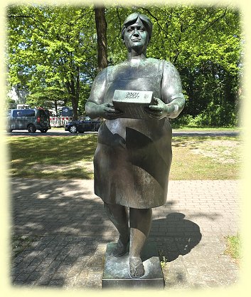 Soltau - Skulptur das Postpaket