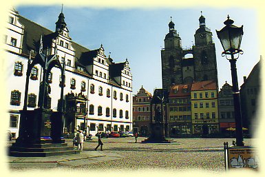 Wittenberg - Marktplatz mit dem Rathaus und der Kirche St. Marien