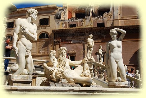 Palermo 2017 - Statuen von Flussgttern und Nymphen auf dem Becken der Fontana Pretoria