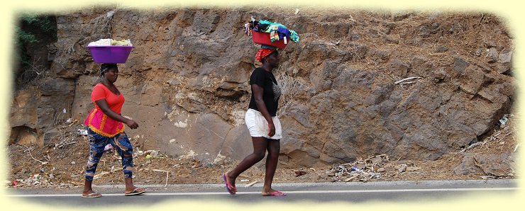 Praia - Frauen die Schsseln, Krben oder Eimern auf dem Kopf balancieren