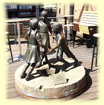 Lüneburg - Skulptur mit 3 tanzenden Kindern Lüneburg - Skulptur mit 3 tanzenden Kindern