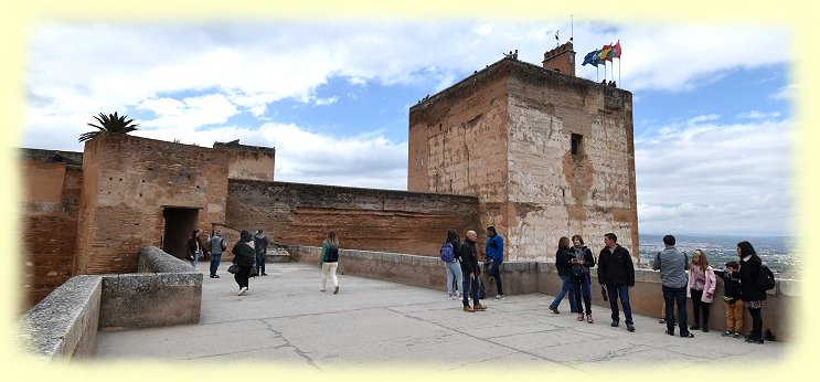 Alhambra - links Torre y Puerta de Armas - rechts Torre de la Vela