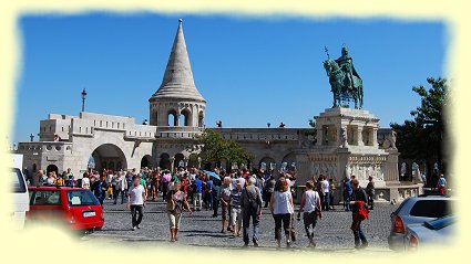 Budapest - Fisher Bastion - Auf einem Marmorsockel und vier Lwen, steht die Bronzestatue vom ersten ungarischen Knig vor der Fischerbastei