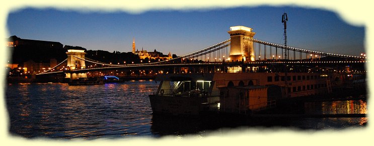 Budapest -  Kettenbrcke und Fischerbastei am Abend