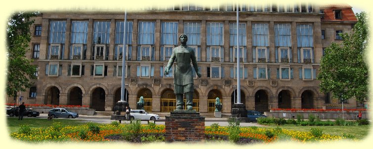 Dresden - Rathaus mit Denkmal " Die Trmmerfrau"