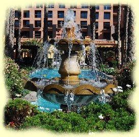 Springbrunnen vor dem Hotel