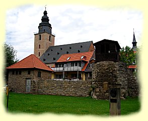 Gottesacker, Stadtmauer mit halbrundem Turm und St. Trinitatiskirche im Hintergrund