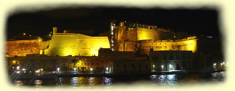Auslaufen aus Valletta am Abend