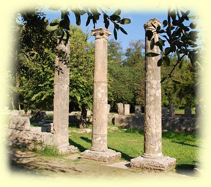 Olympia - Drei ionische Sulen aus Theokoleon im antiken Olympia