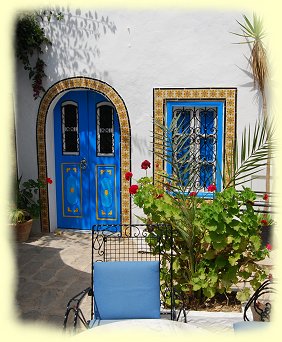 LaGoulette - malerischen weien Husern mit ihren blauen Erkern, Fensterrahmen,