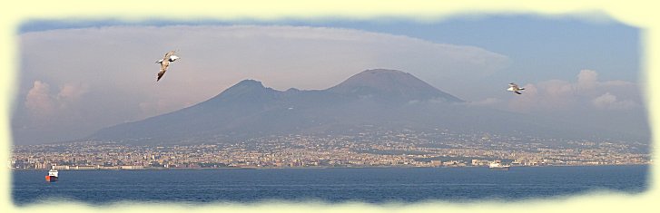 Neapel - Silhouette des Vesuvs