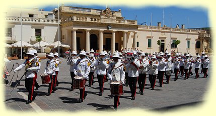 Valletta - DSC_0353 - Militr-Parade vor dem Gebude der Hauptwache, Piazza San Giorgio