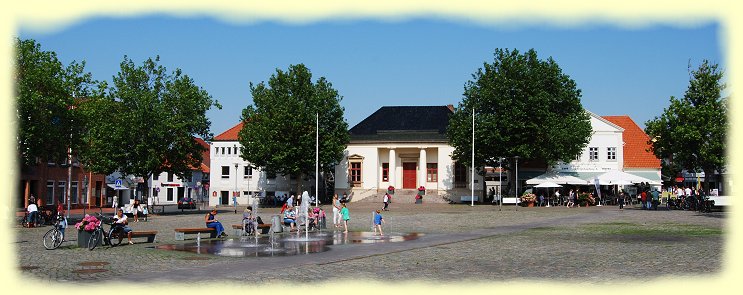Neustadt - Marktplatz mit Rathaus