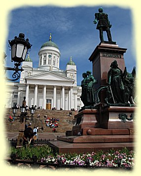 Helsinki - Senatsplatz mit dem weien Dom und im Vordergrund steht das Denkmal fr den Finnland-freundlichen Zaren Alexander II