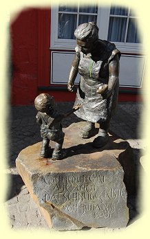Boppard - Teehusle - Elsje mit einem kleinen Kind