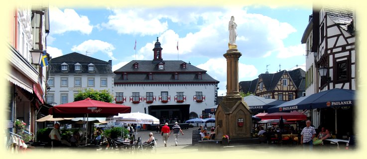Linz - Marktplatz mit Rathaus und Mariensule