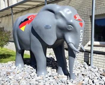 Elefant an der Yunus Emre Moschee April 2026