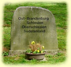 Stein am Holzkreuz auf dem Friedhof Dasbeck - Ostbrandenburg